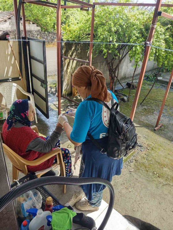 ERZİN’DE YAŞLI VATANDAŞLARIN EVİNDE VEFA TEMİZLİĞİ GERÇEKLEŞTİRİLİYOR