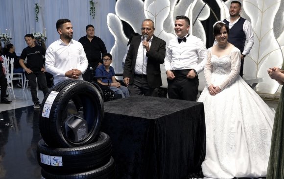 MERSİN’DE DAMADA LASTİK VE MOTOR YAĞI TAKTILAR
