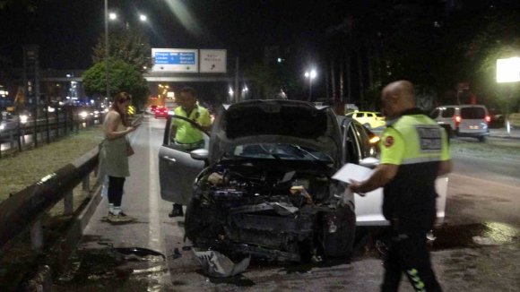 ARACIN HURDAYA DÖNDÜĞÜ KAZAYI BURNU BİLE KANAMADAN ATLATTI