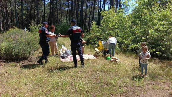 ANTALYA’DA ORMANLARA GİRİŞLER YASAKLANDI, JANDARMA VATANDAŞLARI TEK TEK UYARDI