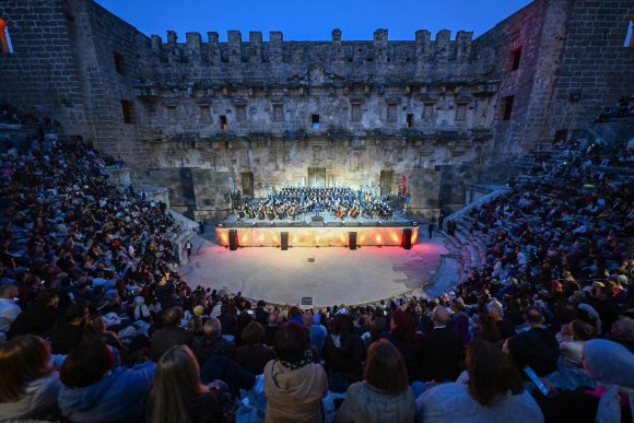 ASPENDOS’TA "KÖKTEN GELECEĞE MAARİF YOLCULARI" KONSERİNE YOĞUN İLGİ