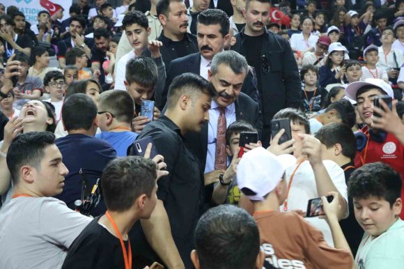 BAKAN TEKİN: "100 ORTAÖĞRETİM ÖĞRENCİSİNİN 43’Ü MESLEKİ EĞİTİME KAYIT YAPTIRDI"