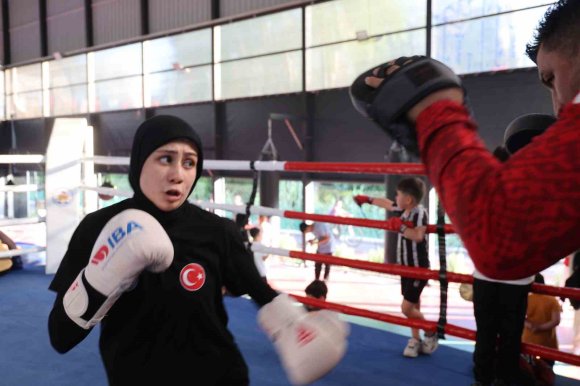 BABASININ ELİNDEN TUTUP RİNGE BIRAKTIĞI AZRANUR, TÜRKİYE’Yİ TEMSİL EDECEK