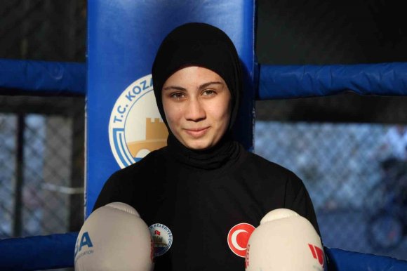 BABASININ ELİNDEN TUTUP RİNGE BIRAKTIĞI AZRANUR, TÜRKİYE’Yİ TEMSİL EDECEK