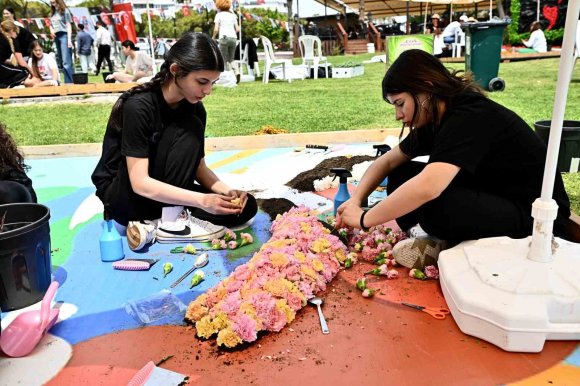 ANTALYA’DA 130 BİN ÇİÇEKLE GÖRSEL ŞOV