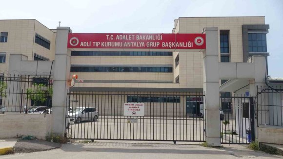 EVDE ÖLÜ BULUNAN 16 YAŞINDAKİ ÇOCUĞUN CENAZESİ TESLİM ALINDI