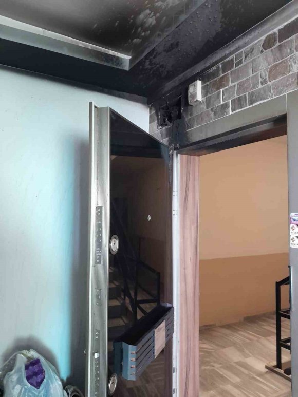 ALANYA’DA DAİREDEKİ YANGIN BÜYÜMEDEN SÖNDÜRÜLDÜ