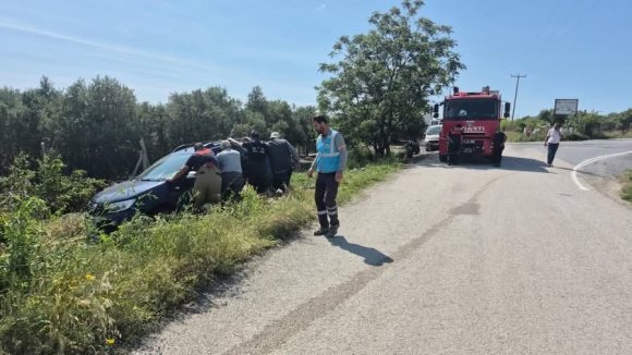 ARSUZ’DA ŞARAMPOLE DEVRİLEN OTOMOBİLİN SÜRÜCÜSÜ YARALANDI