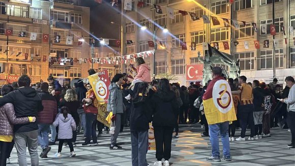 BURDUR’DA GALATASARAYLI TARAFTARLAR KONVOYLARLA KUTLAMA YAPTI