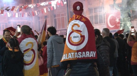 BURDUR’DA GALATASARAYLI TARAFTARLAR KONVOYLARLA KUTLAMA YAPTI