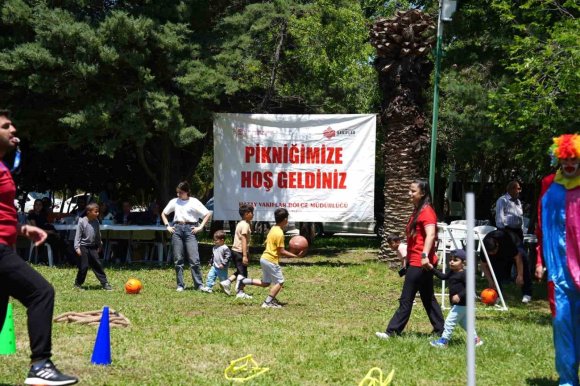 HATAY’DA DÜZENLENEN PİKNİKTE DEPREMZEDE ÇOCUKLAR DOYASIYA EĞLENDİ