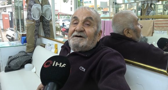 ANNESİNİN ÇOK SEVDİĞİ ÇİÇEĞİ, İŞ YERİNİN ÖNÜNDE MEZARI ANDIRAN ALANDA 40 YILDIR YAŞATIYOR