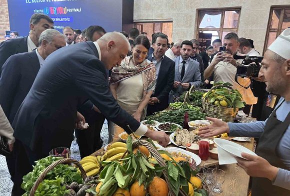 BAKAN ERSOY: "TURİSTLER ARTIK GASTRONOMİ İÇİN ROTA BELİRLİYOR"
