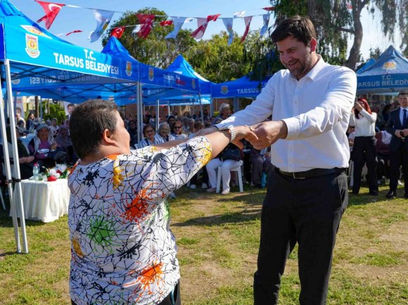 TARSUS’TA ANNELER GÜNÜ COŞKUSU: ANNELER VE ÇOCUKLAR AYNI SAHNEDEYDİ