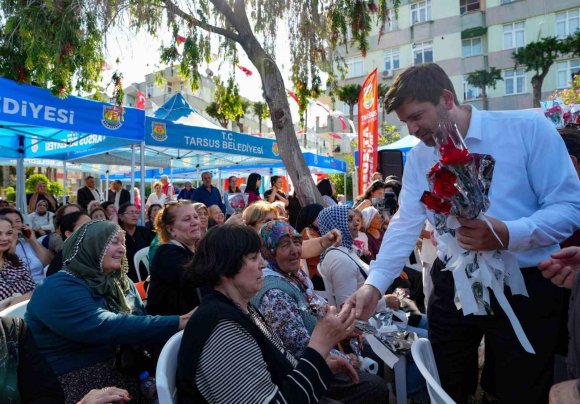 TARSUS’TA ANNELER GÜNÜ COŞKUSU: ANNELER VE ÇOCUKLAR AYNI SAHNEDEYDİ