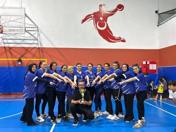 BOZYAZI’DA "EVİMİN SULTANLARI ANNELER GÜNÜ VOLEYBOL TURNUVASI" TAMAMLANDI