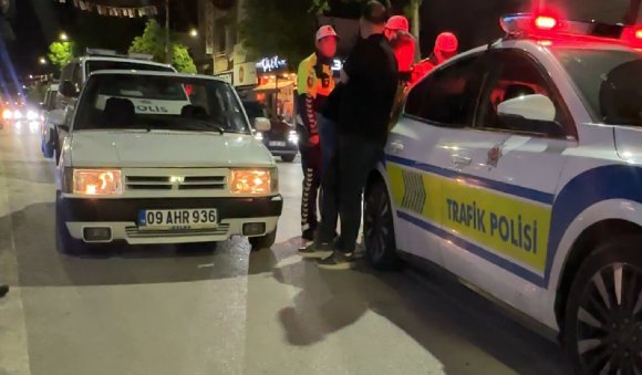 ALKOL ALIP ŞAMPİYONLUK KUTLAMASINA ÇIKTI, PARK HALİNDEKİ 2 OTOMOBİLE ÇARPIP KAÇTI