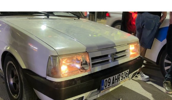ALKOL ALIP ŞAMPİYONLUK KUTLAMASINA ÇIKTI, PARK HALİNDEKİ 2 OTOMOBİLE ÇARPIP KAÇTI