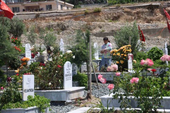 DEPREM MEZARLIĞINDA BURUK ANNELER GÜNÜ