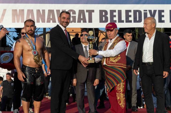 MANAVGAT’TA BAŞPEHLİVANLIK KEMERİ FEYZULLAH AKTÜRK’ÜN