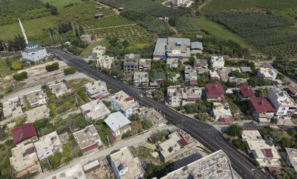 SİLİFKE’DE YOLLAR SICAK ASFALTLA YENİLENDİ
