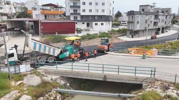 SİLİFKE’DE YOLLAR SICAK ASFALTLA YENİLENDİ