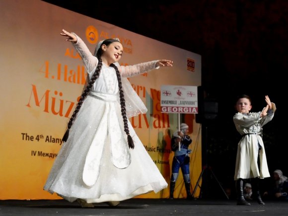 ALANYA’DA KÜLTÜRLERİ BULUŞTURAN DANS VE MÜZİK ŞÖLENİ BAŞLADI