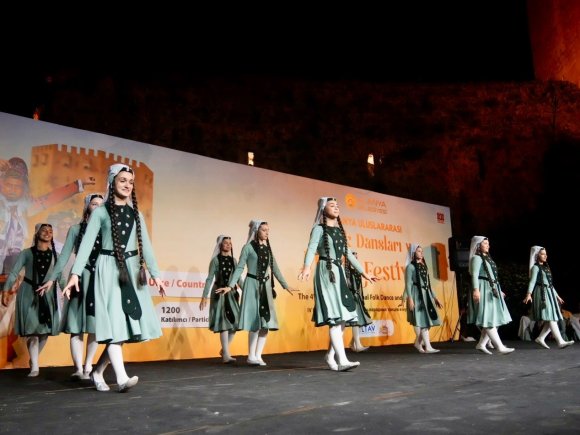 ALANYA’DA KÜLTÜRLERİ BULUŞTURAN DANS VE MÜZİK ŞÖLENİ BAŞLADI