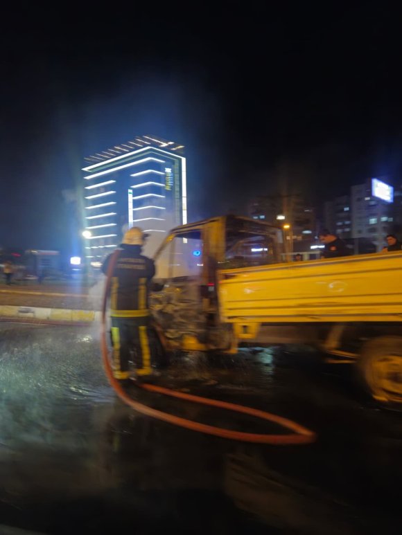 TEHLİKEYE ALDIRIŞ ETMEDEN YANAN ARACI KAYDA ALDI