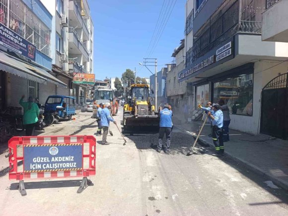 AKDENİZ’DE YOL VE KALDIRIMLAR YENİLENİYOR