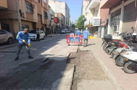 AKDENİZ’DE YOL VE KALDIRIMLAR YENİLENİYOR