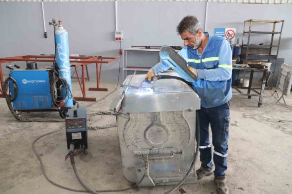AKDENİZ’DE ESKİ KONTEYNERLER YENİLENEREK HİZMETE KAZANDIRILIYOR
