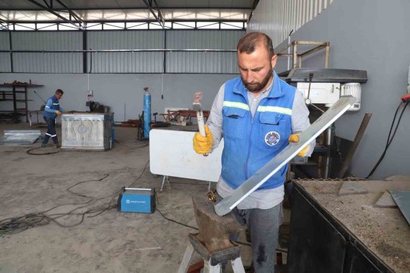 AKDENİZ’DE ESKİ KONTEYNERLER YENİLENEREK HİZMETE KAZANDIRILIYOR