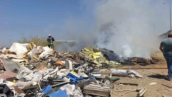 BOŞ ARAZİYE DÖKÜLEN ÇÖPLERİN SEBEP OLDUĞU YANGIN KORKUTTU
