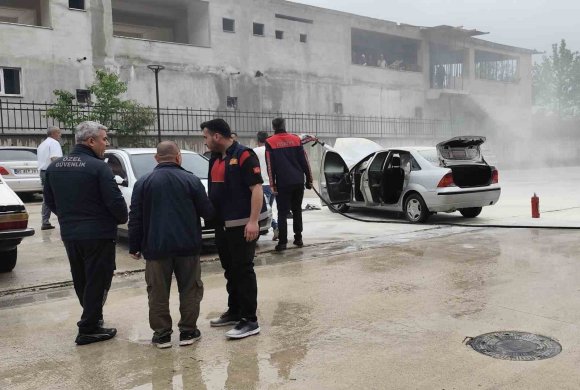 HASTANE OTOPARKINDAKİ OTOMOBİL ALEV ALDI