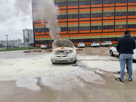 HASTANE OTOPARKINDAKİ OTOMOBİL ALEV ALDI