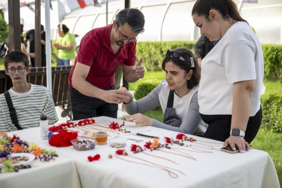 MERSİN’DE ENGELLİLER HAFTASINDA 60 VATANDAŞA AKÜLÜ SANDALYE DESTEĞİ