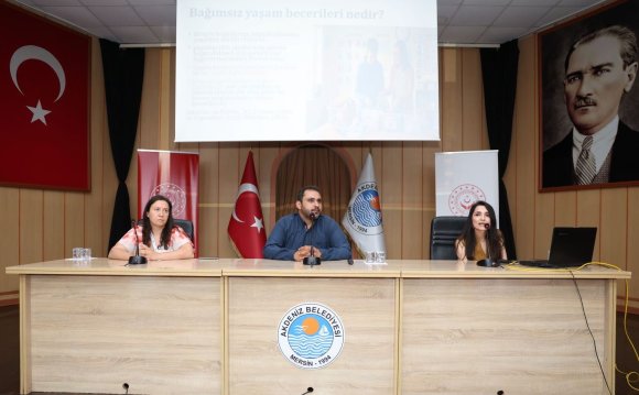 AKDENİZ’DE ’ÖZEL GEREKSİNİMLİ BİREYLER VE EV YAŞAMI’ PANELİ DÜZENLENDİ