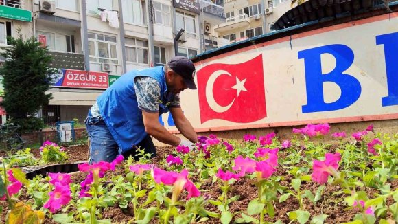 AKDENİZ’DE PARKLAR BAHARA HAZIR: 50 BİN ÇİÇEK TOPRAKLA BULUŞACAK