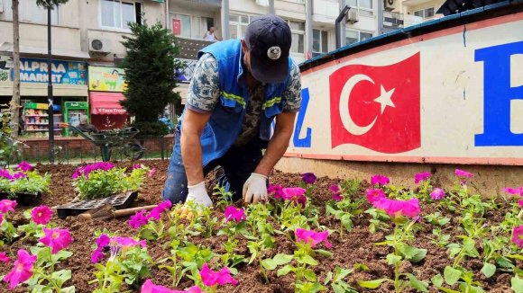 AKDENİZ’DE PARKLAR BAHARA HAZIR: 50 BİN ÇİÇEK TOPRAKLA BULUŞACAK