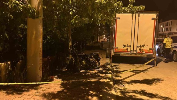 KONTROLDEN ÇIKAN MOTOSİKLET, PARK HALİNDEKİ KAMYONUN ALTINA GİRDİ: 1 ÖLÜ