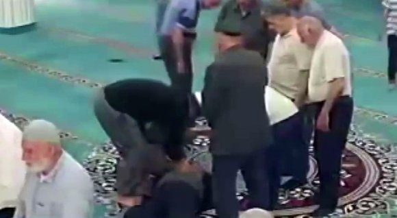 CAMİDE NAMAZ KILDIĞI SIRADA KALP KRİZİ GEÇİREN YAŞLI ADAM, İMAMIN KALP MASAJIYLA HAYATA DÖNDÜ