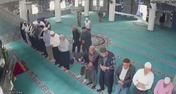 CAMİDE NAMAZ KILDIĞI SIRADA KALP KRİZİ GEÇİREN YAŞLI ADAM, İMAMIN KALP MASAJIYLA HAYATA DÖNDÜ