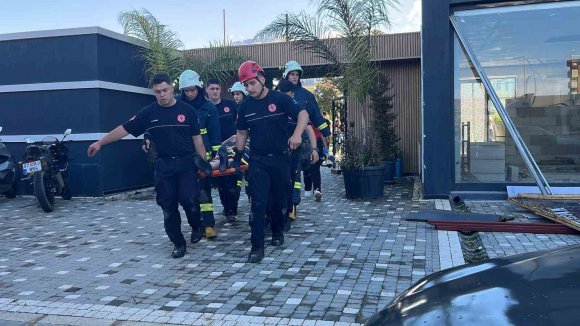 ALANYA’DA EVİN ASMA TAVANI ÇÖKTÜ: 2 YARALI
