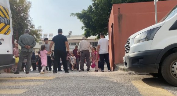 ARKA ARKAYA 2 KEZ ÖLÜMDEN DÖNEN 7 YAŞINDAKİ ÖĞRENCİYİ ÖĞRETMENLERİNİN HEMLİCH MANEVRASI HAYATA TUTUNDURDU