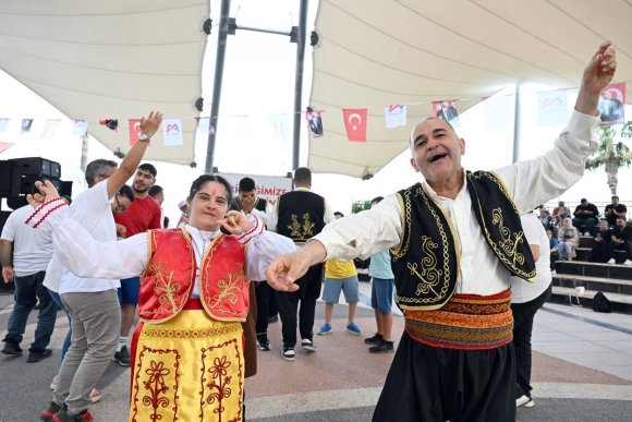 MERSİN’DE ENGELLER SANAT VE MÜZİKLE AŞILDI