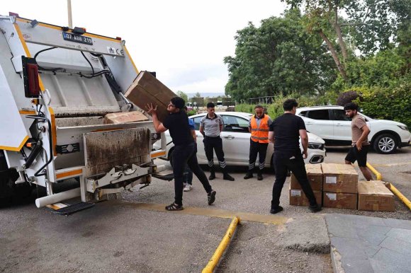 OTOBÜSLE USULSÜZ TAŞINAN YAKLAŞIK 1 TON YOĞURT ANTALYA OTOGARINDA İMHA EDİLDİ