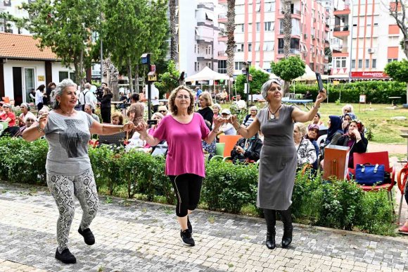 YAŞLI EVLERİNDE BAHAR ŞENLİĞİ