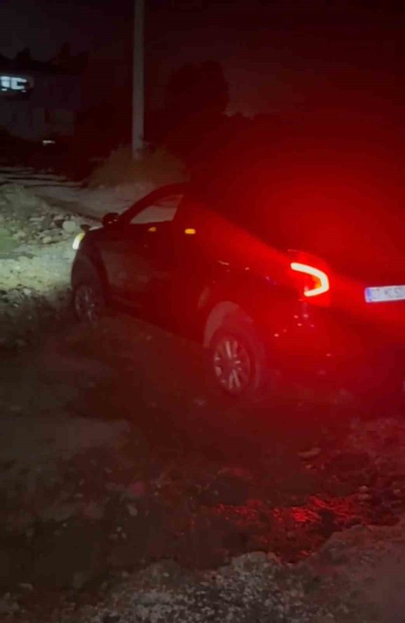 KAPATILAN TURİZM YOLUNDAKİ BARİYERLER KALDIRILINCA ARAÇLAR ÇUKURA DÜŞTÜ
