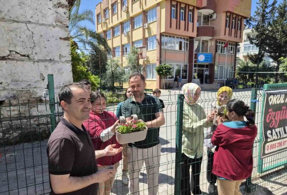 ÖĞRENCİLER ÇİÇEKLERLE İYİLİK MESAJI VERDİ